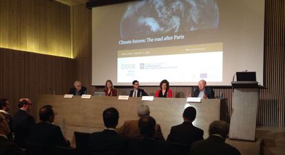 Bert Metz (derecha) se dirige al público durante el debate Climate futures: the road after Paris.