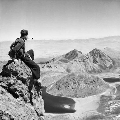 Juan Rulfo nació en 1917 en el sur del Estado de Jalisco. Hacia 1940 tomó sus primeras fotografías y escribió sus primeros textos. En esta década recorrió gran parte de México como excursionista y montañista.