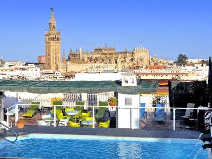 Vista de la Giralda desde la terraza del hotel B&eacute;cquer de Sevilla. 