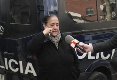 Antonia Huertos llora durante su desahucio.