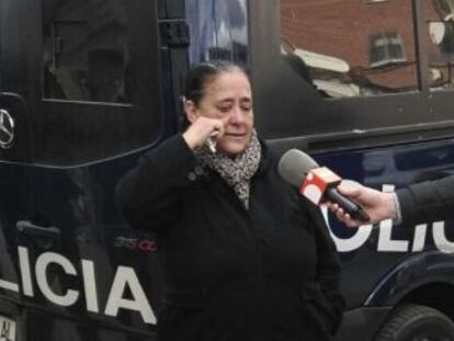 Antonia Huertos llora durante su desahucio.