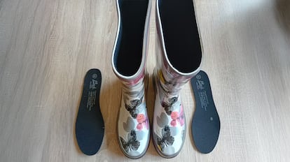 Botas de agua para mujer sobre fondo blanco.