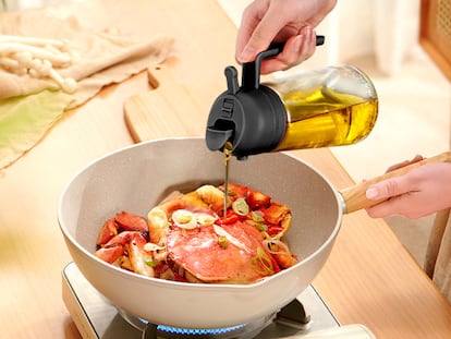 Artículo de EL PAÍS Escaparate que describe las ventajas de usar una aceitera en espray 2 en 1 para cocinar