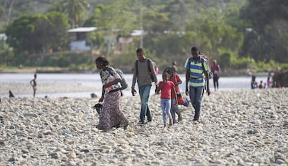 Janete y su familia, cruzando el rio Turquesa en Bajo Chiquito.