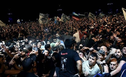 Una multitud se agolpa contra el escenario donde canta el Indio Solari.