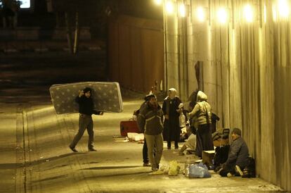 Un grupo de rumanos comienzan a instalar su campamento en el puente de avenida de América.