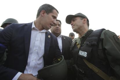 Juan Guaidó fala com um oficial sublevado no exterior da base militar da Carlota, em Caracas.