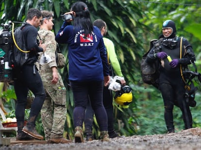 Personal del Equipo de Operaciones Especiales de los Estados Unidos Equipo de Búsqueda y Rescate del Pacífico durante los preparativos para la operación de rescate de los niños en la cueva de Tham Luang (Tailandia), el 3 de julio de 2018.