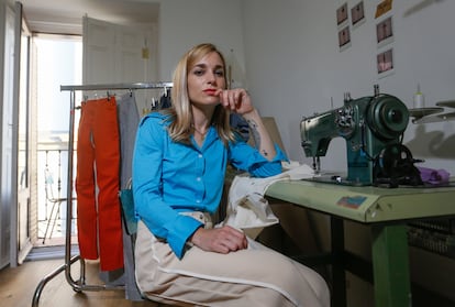 Claudia Martínez Barcos, , diseñadora de la firma de panatalones Lamner, en las oficinas de Estudio Cartulina el pasado jueves.