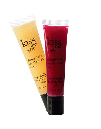 El popular brillo de labios Kiss Me ahora cuenta con protección solar 20. (10 euros)