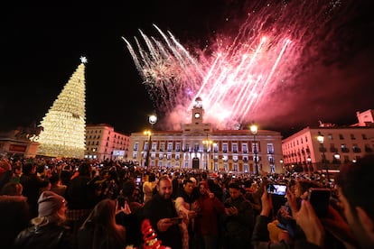 Fuegos artificiales en la Real Casa de Correos tras las Campanadas de Fin de Año 2022, en la Puerta del Sol, en Madrid.