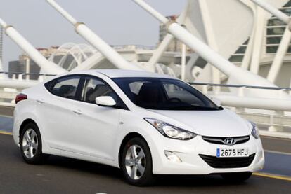 El Elantra muestra el nuevo lenguaje de diseño de Hyundai y tiene una línea deportiva y aerodinámica.
Salpicadero vistoso.