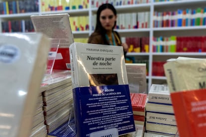 Jóvenes lectores buscan los libros Mariana Enriquez  en  la Feria Internacional del Libro de Guadalajara el día 27 de noviembre de 2022. 