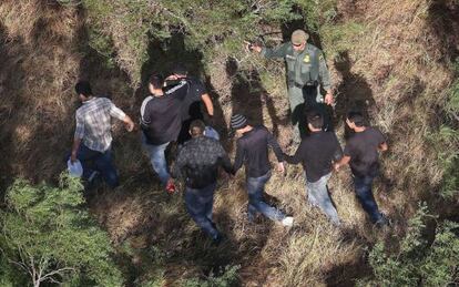 Agentes de frontera detienen a inmigrantes indocumentados en Texas