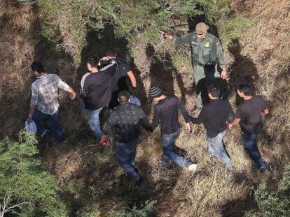 Agentes de frontera detienen a inmigrantes indocumentados en Texas 