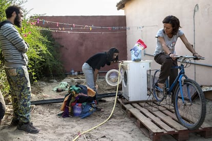 Los voluntarios poniendo en marcha el invento de la lavacleta. En fase de prueba pretenden poder extender sus uso en los hogares de la zona. En Gandiol, Senegal.