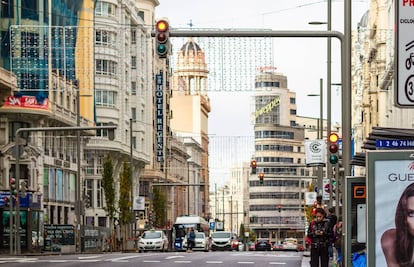 Instalación de semáforos exclusivos en la Gran Vía de Madrid.