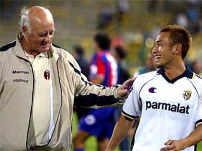 Carlo Mazzone, entrenador del Bolonia, saluda a Nakata, jugador japonés del Parma que ha sido cedido a su equipo.