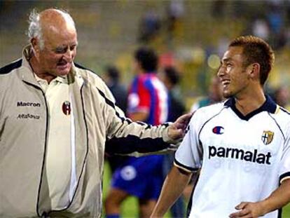 Carlo Mazzone, entrenador del Bolonia, saluda a Nakata, jugador japonés del Parma que ha sido cedido a su equipo.