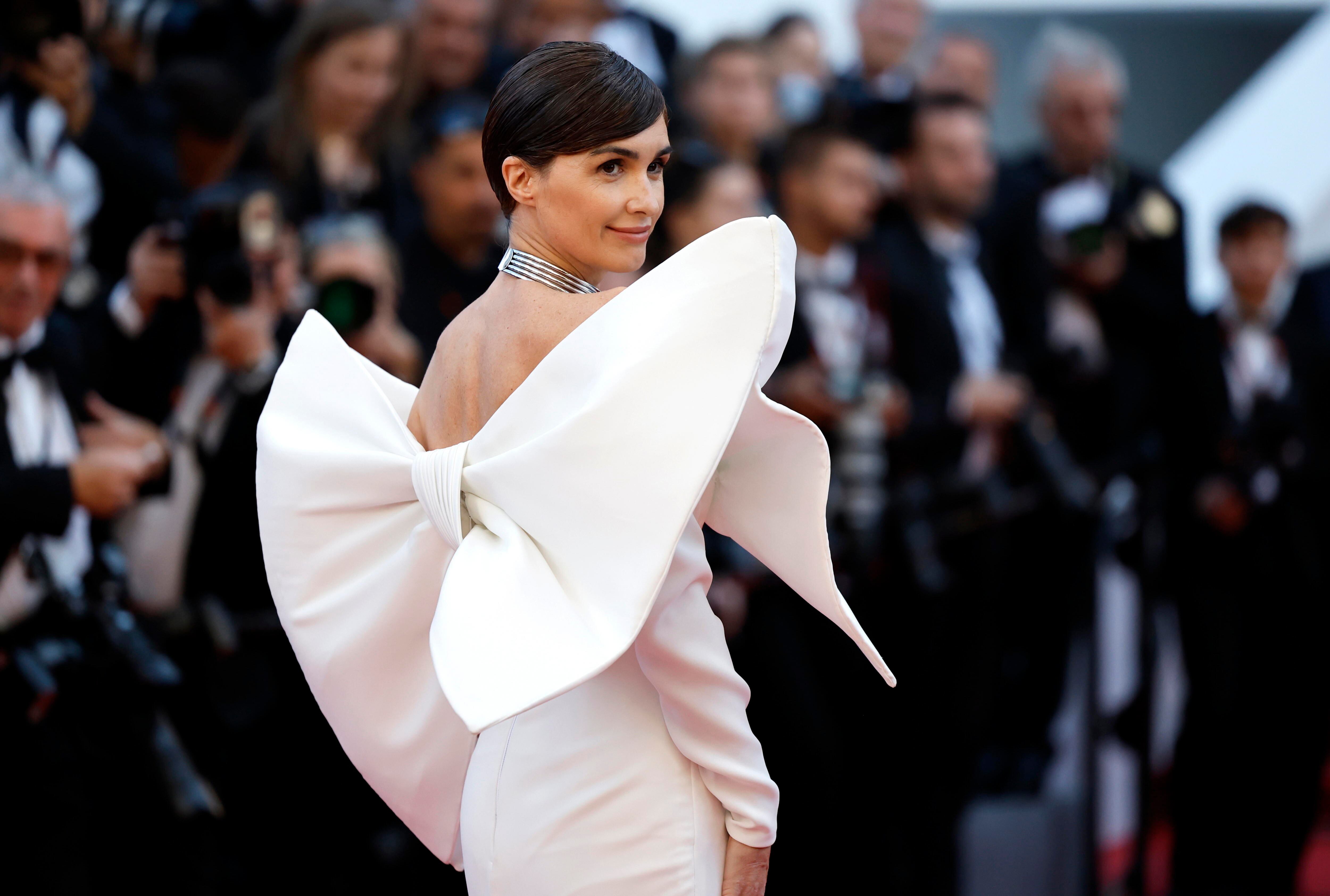 Paz Vega posa para los fotógrafos a su llegada al estreno de la película 'Kinds of Kindness', el 17 de mayo en Cannes. 