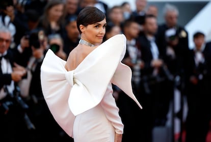 Paz Vega posa para los fotógrafos a su llegada al estreno de la película 'Kinds of Kindness', el 17 de mayo en Cannes. 
