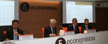 Los representantes del Reaf y el Consejo de Economistas Luis del Amo, Valentín Pich, Jesús Sanmartín y Rubén Gimeno.