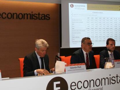 Los representantes del Reaf y el Consejo de Economistas Luis del Amo, Valentín Pich, Jesús Sanmartín y Rubén Gimeno.