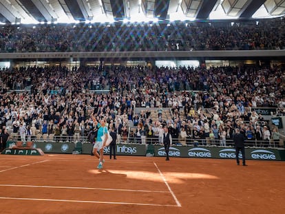 Nadal se despide del público tras su derrota ante Zverev, este lunes en París.