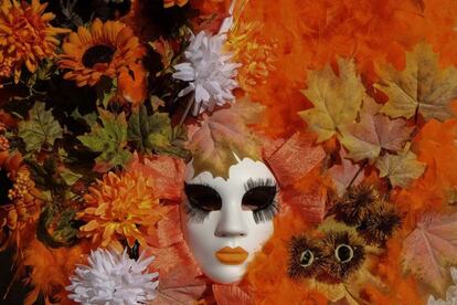 Máscara blanca recubierta de flores, en Venecia.