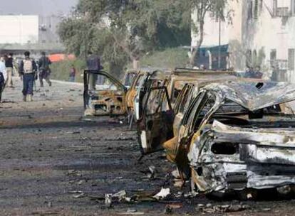 Vehículos quemados tras un atentado contra una gasolinera en el centro de Bagdad.