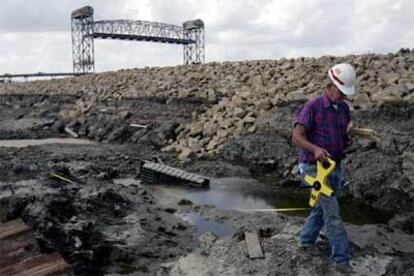 Los huracanes han dejado fuera de juego a pozos petrolíferos y a refinerías en Estados Unidos.