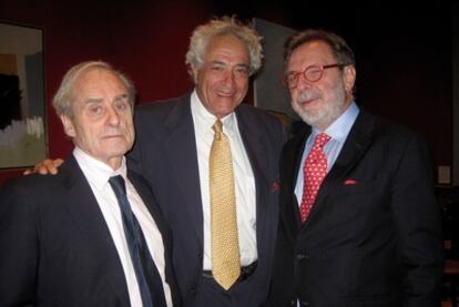 El antiguo director de 'The Times', el responsable de la editorial Overlook Press y el consejero delegado del grupo PRISA posan en la presentación en Nueva York del libro 'El pianista en el burdel'.