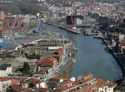 Vista de Bilbao con la península de Zorrozaurre en primer término.