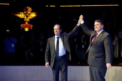 El candidato socialista a la presidencia de Francia, François Hollande, y el líder del SPD alemán Sigmar Gabriel (D.) saludan hoy al público durante la reunión de líderes socialistas en París.