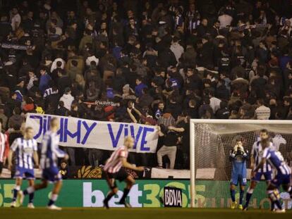 Los Riazor Blues, de espaldas al partido, este sábado en Riazor.