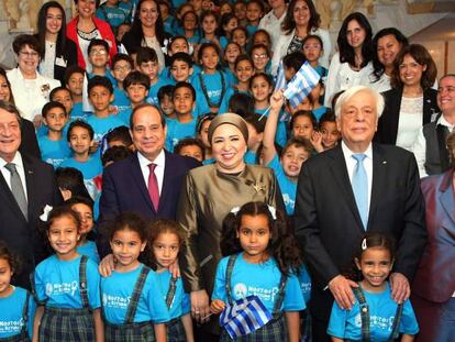 El presidente Al Sisi (centro), junto a sus homólogos griego, Prokopis Pavlopoulos (derecha), y chipriota, Nicos Anastasiades (izquierda), mientras posan con niños, el 30 de abril en Alejandría.