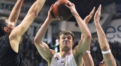 Pocius entra a canasta abriéndose paso entre Ress y Lavrinovic.
