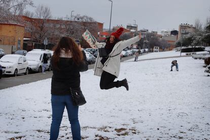 Dos jóvenes se hacen fotos tras la nevada caída en Terrassa. 