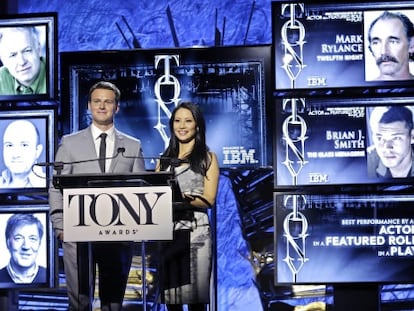 Os atores Jonathan Groff e Lucy Liu anunciam os nominados ao prêmio Tony.
