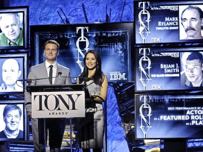 Los actores Jonathan Groff y Lucy Liu anuncian los nominados a los premios Tony en Nueva York (Estados Unidos).