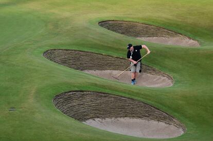 Puesta a punto del campo de golf antes de la primera ronda de la 143 edición del Open Británico en el Royal Liverpool en Hoylake, Reino Unido. 17 de julio de 2014.