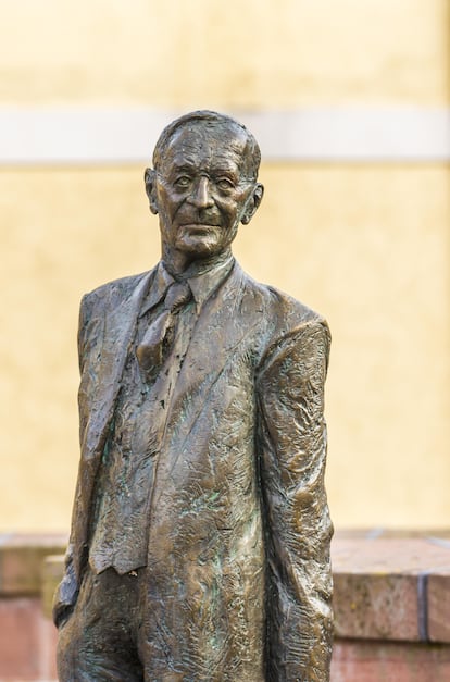 La escultura de bronce del poeta Hermann Hesse en el puente de piedra de San Nicolás de la ciudad de Calw (Alemania).