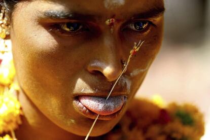 Una devota hindú, con la lengua atravesada por una aguja, participa en la procesión religiosa Vel Festival de la diosa hindú Maha Mariamman, en Bhopal, India.