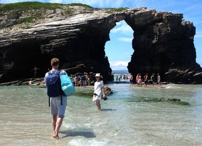 Turistas en la playa de As Catedrais, en Lugo.