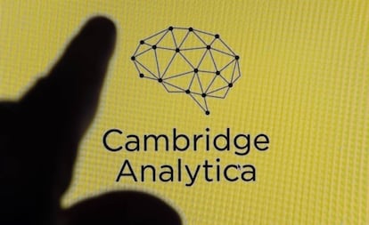 A logo da Cambridge Analytica na tela de um iPhone.