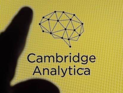 A logo da Cambridge Analytica na tela de um iPhone.