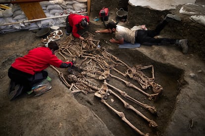 Laura Gutiérrez, antropóloga forense, María José Gámez, arqueóloga y Félix Bizarro, arqueólogo durante la intervención con los diez cuerpos encontrados maniatados en la fosa 17 del Barranco de Viznar, Granada.