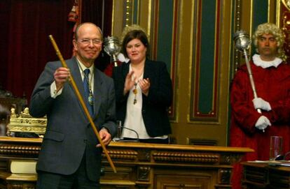 Areso, con la 'makila' y la medalla de alcalde tras su investidura. Detrás, la nueva concejal peneuvista Eider Jauregi.