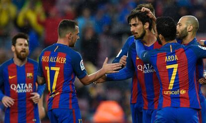 Los jugadores del Bar&ccedil;a celebran un gol de Andr&eacute; Gomes. 