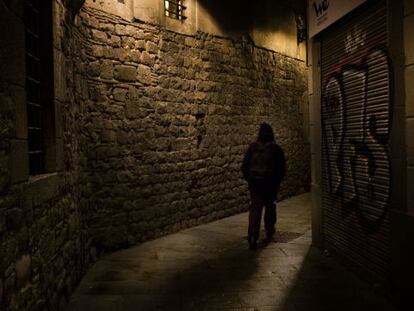 Vista nocturna de una calle de Barcelona.